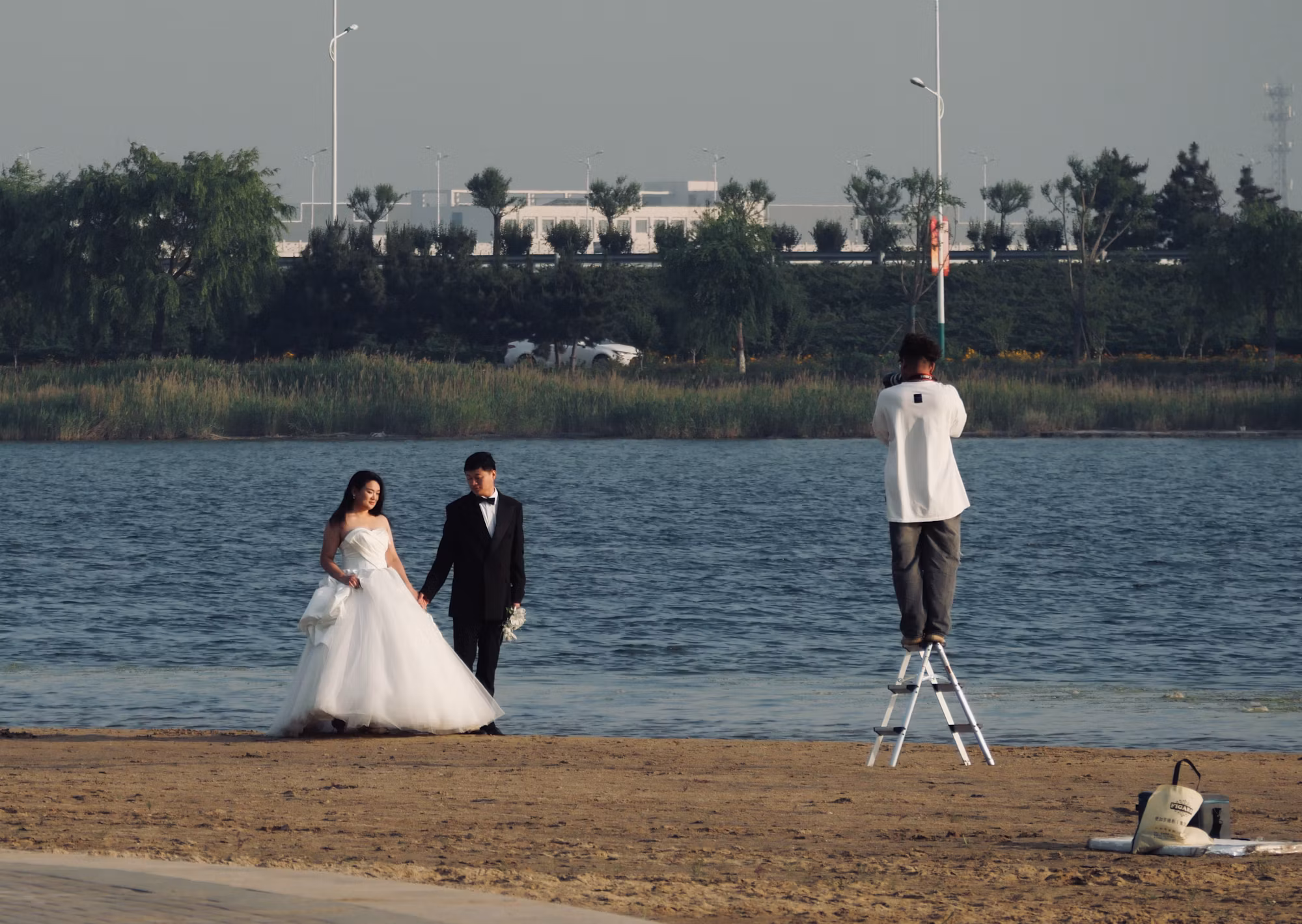 Embracing Minimalism: A Guide to Simplifying Your Wardrobe